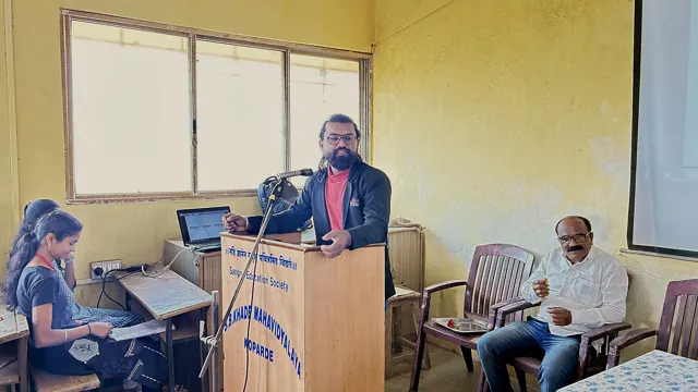 M. Mahendraa — past session: at the podium